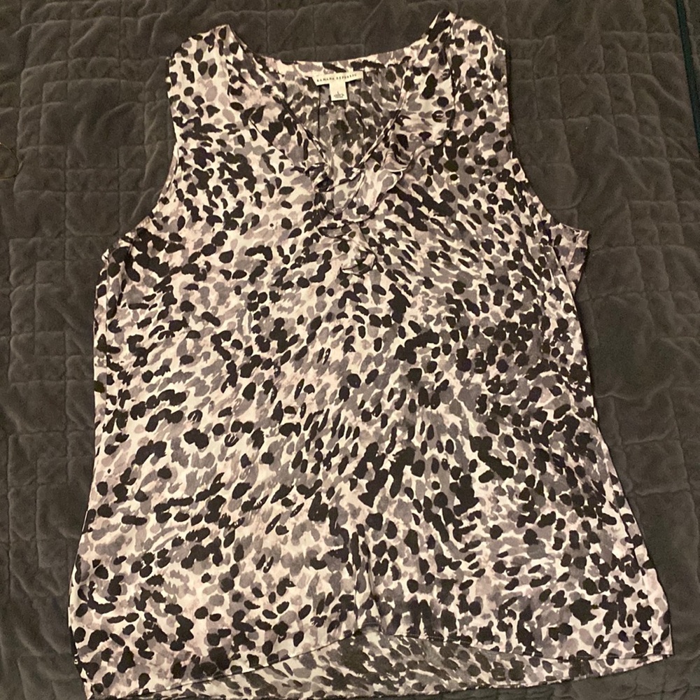 Sleeveless silky top, loose fit